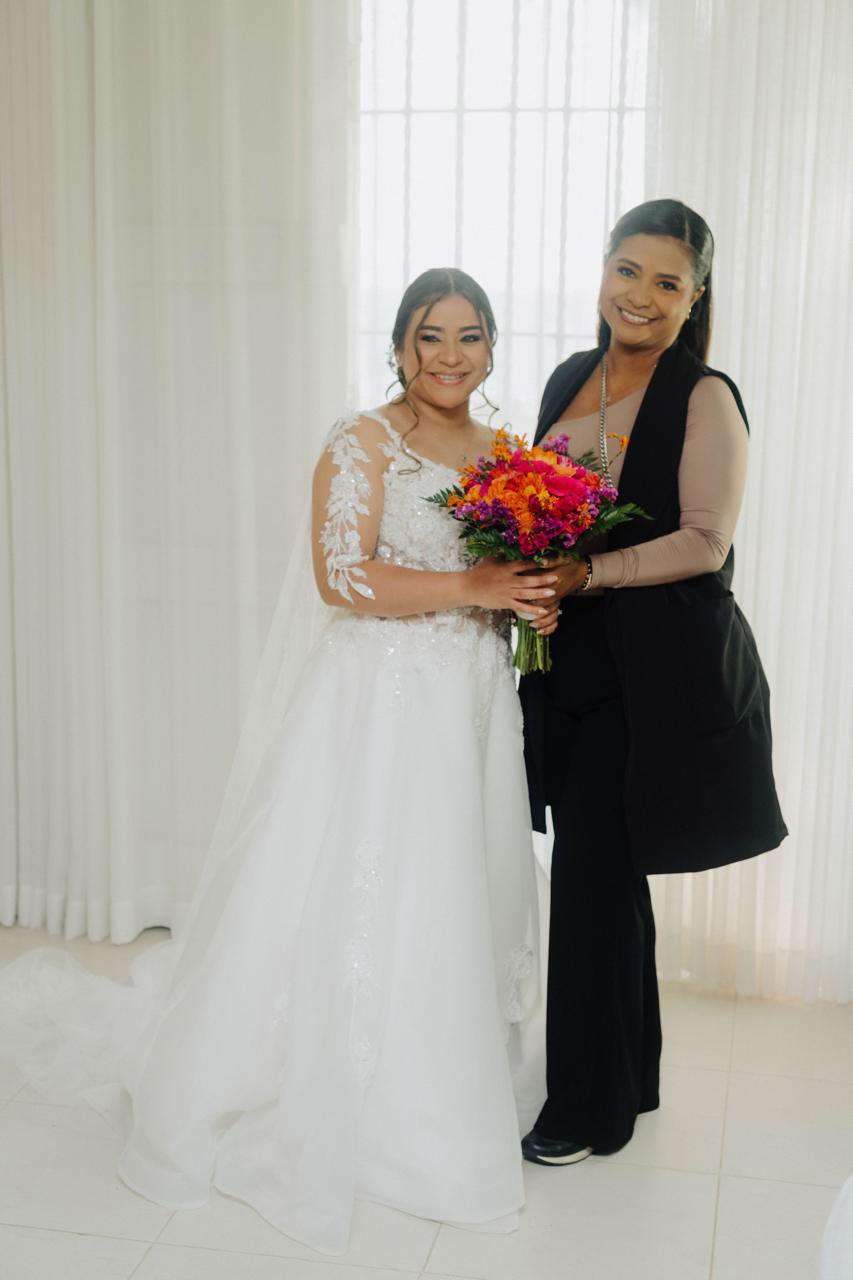 Kelly Saltarin posando junto a una novia con su bouquet