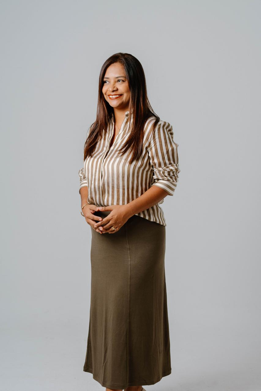 Kelly Saltarin con camisa rayada