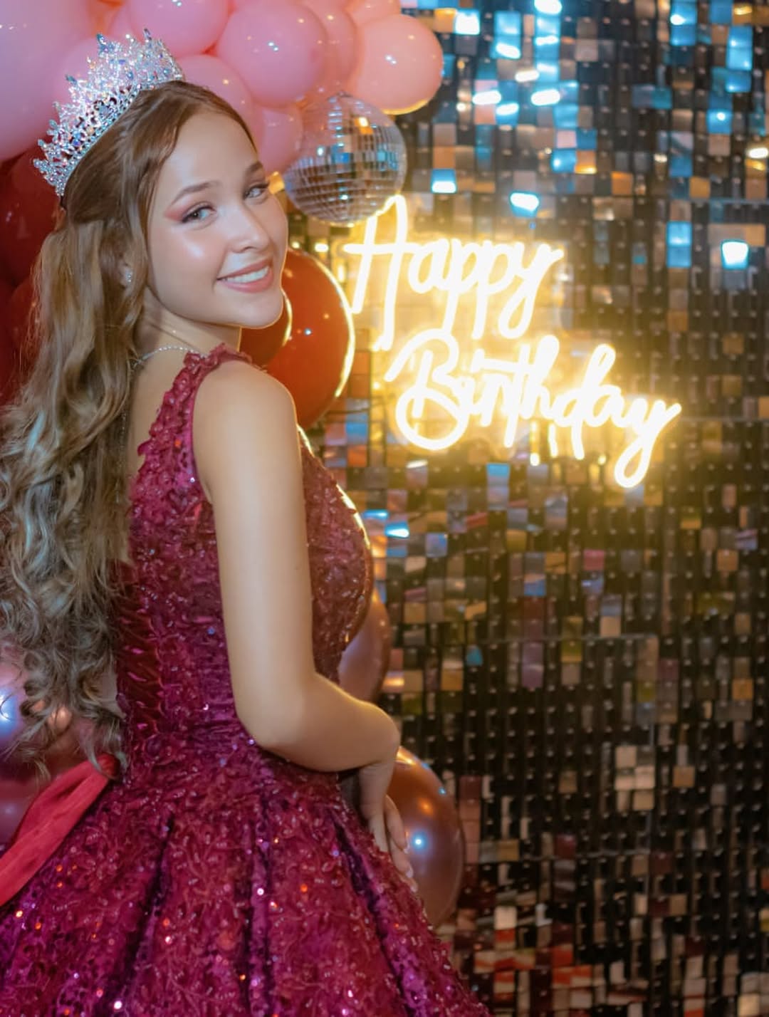 Muro de cumpleaños en una celebración de quinceañero.
