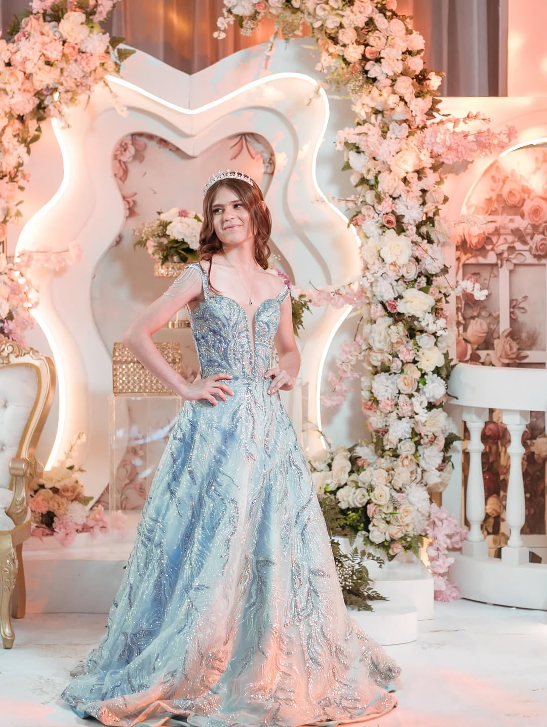 Vestido azul editorial en una celebración de quinceañero.