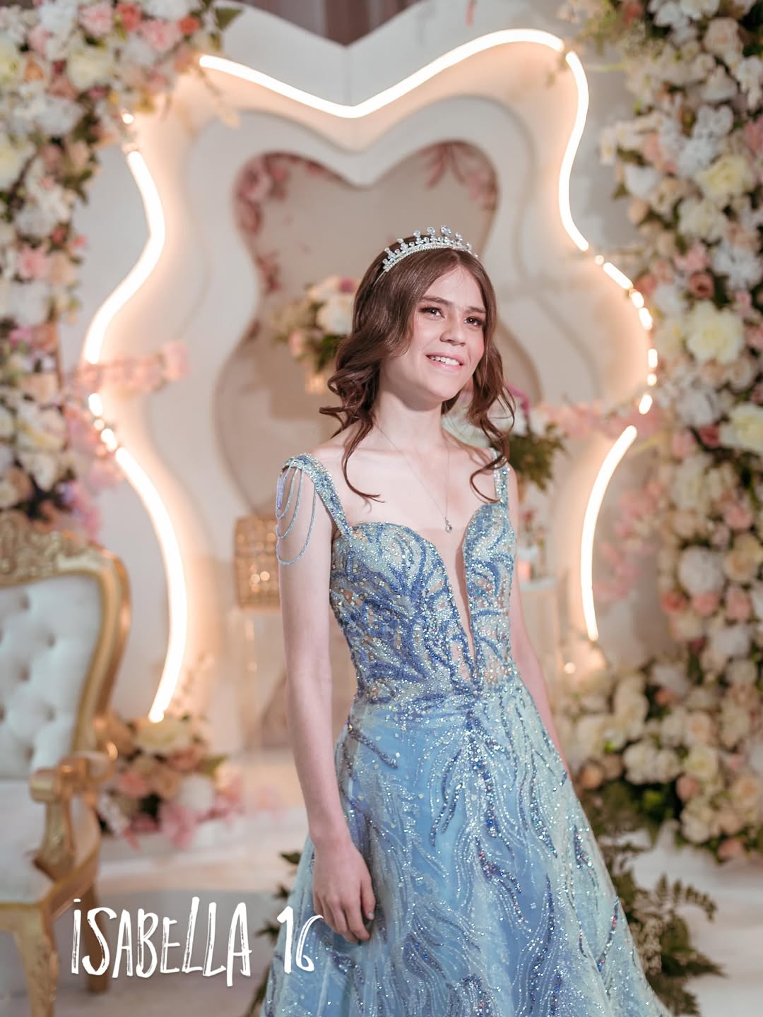 Retrato en vestido azul en una celebración de quinceañero.