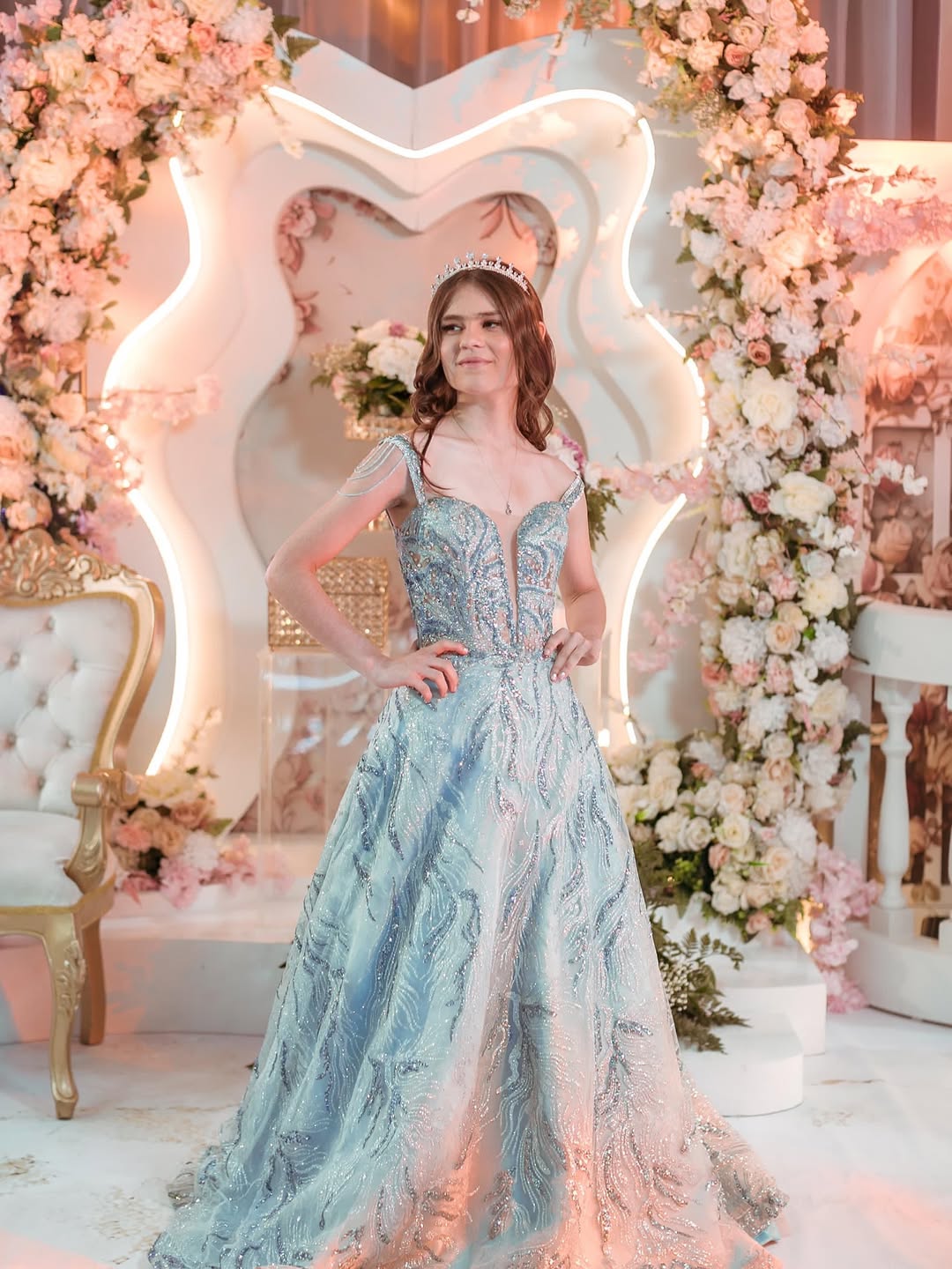 Sesión editorial azul en una celebración de quinceañero.