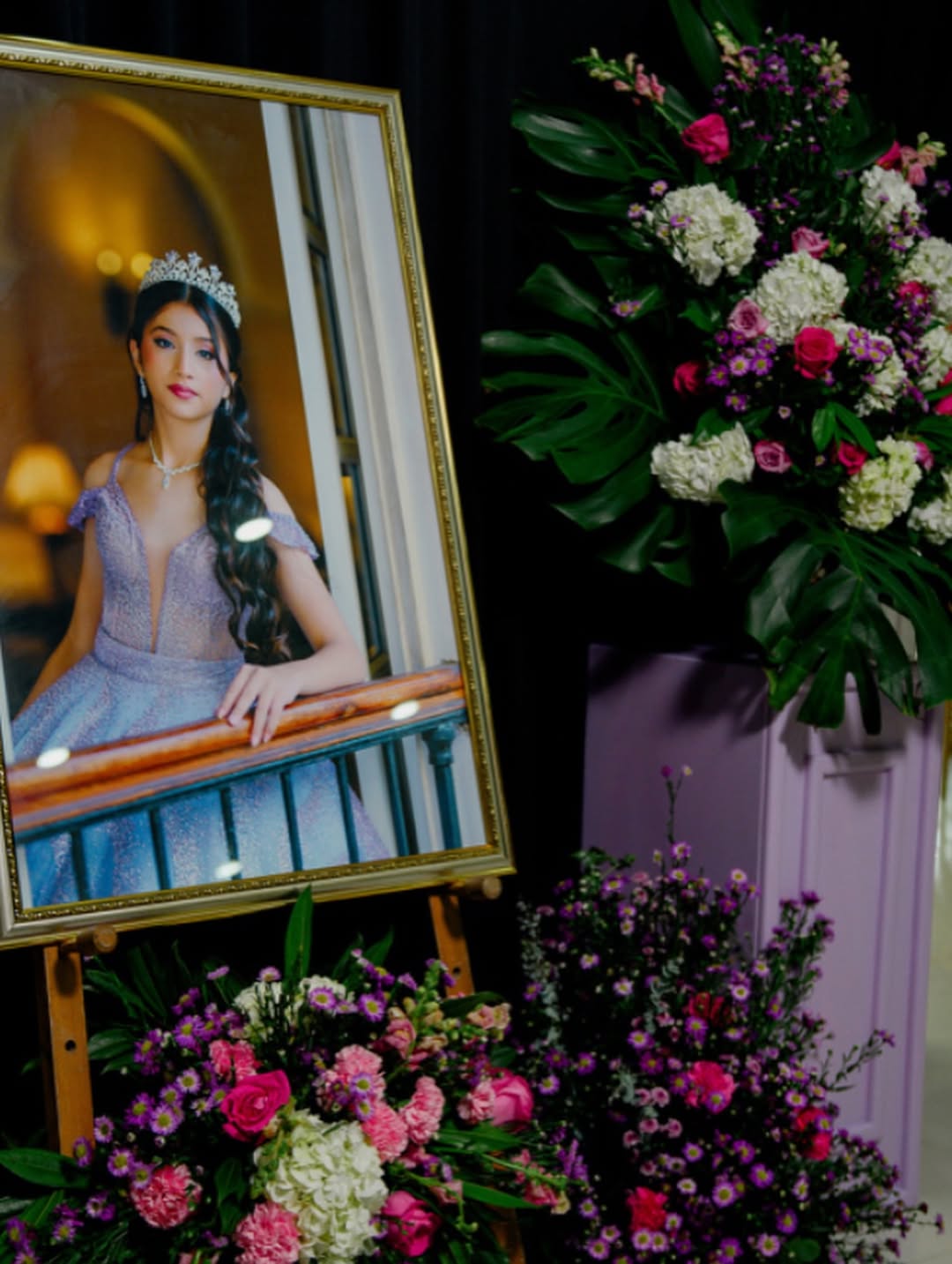 Ventana floral en una celebración de quinceañero.