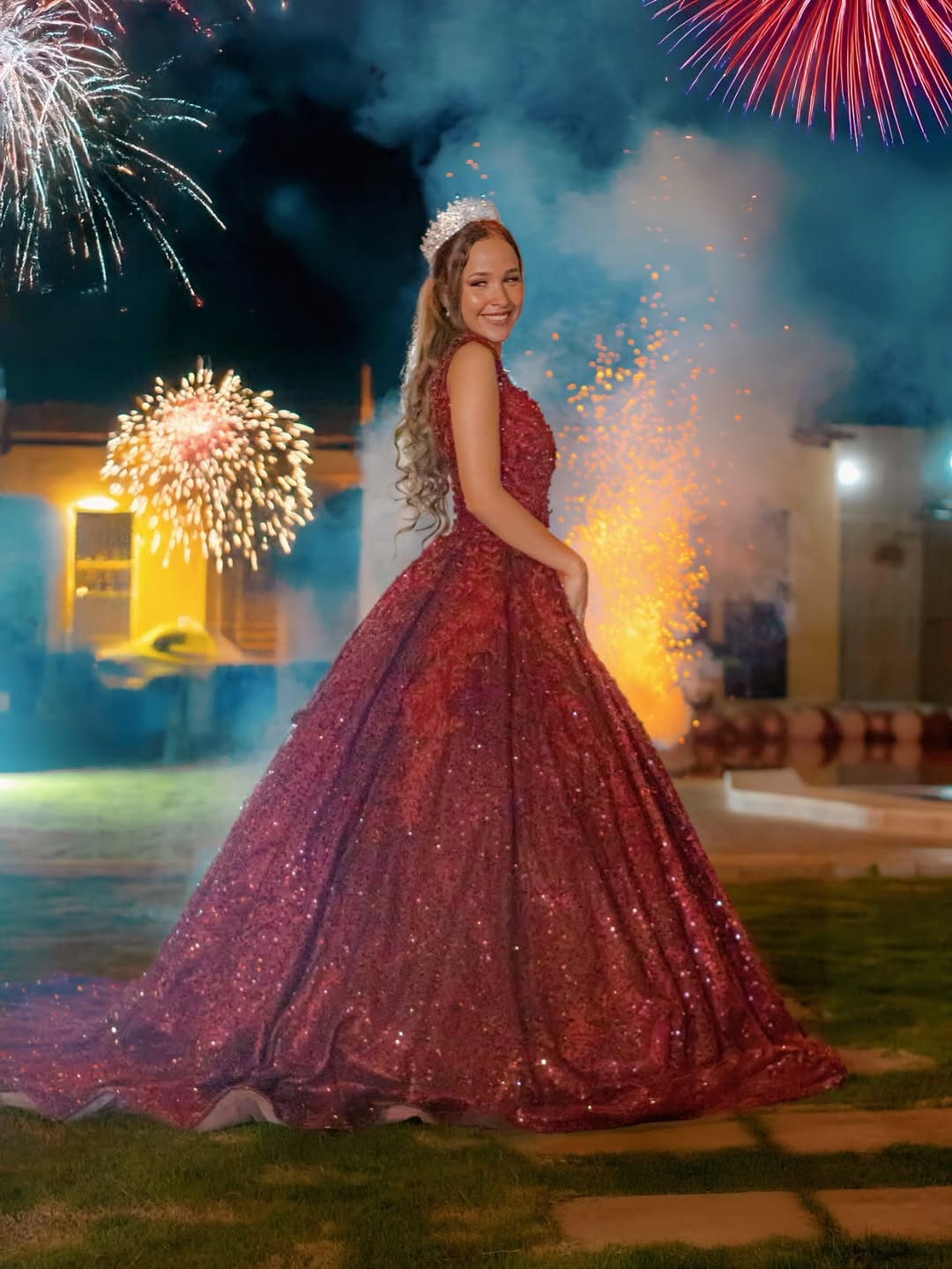 Vestido rojo protagonista en una celebración de quinceañero.