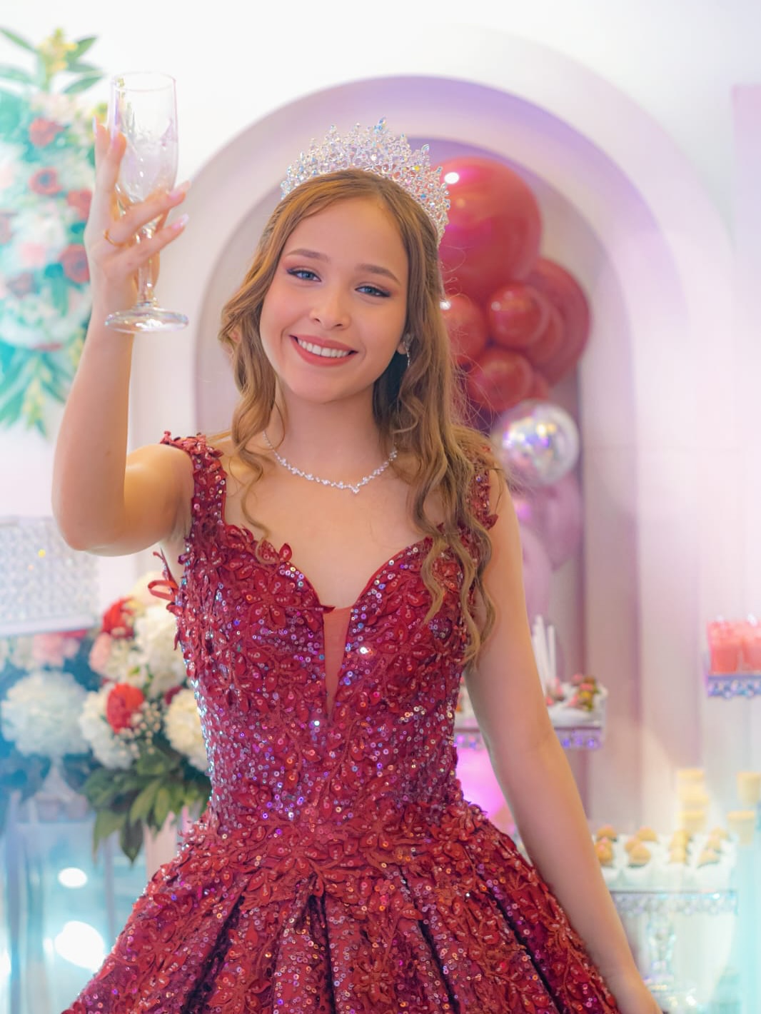 Retrato en vestido rojo en una celebración de quinceañero.