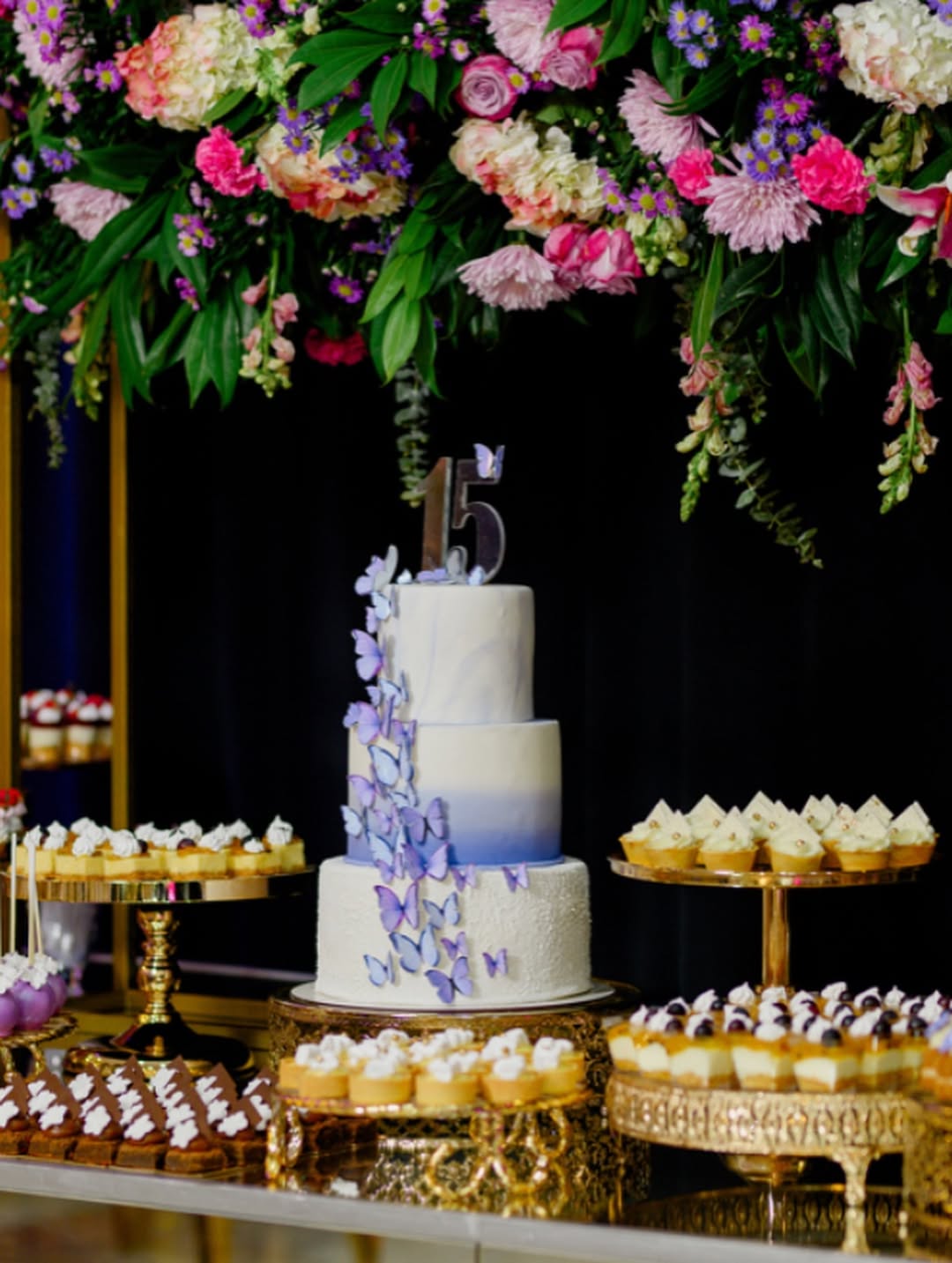 Torta y postres en una celebración de quinceañero.
