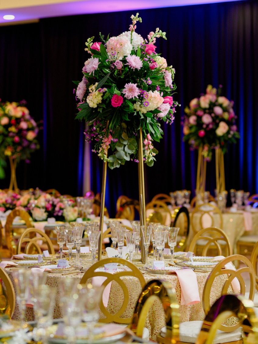 Centro de mesa en una celebración de quinceañero.