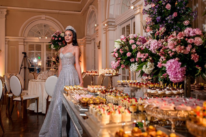 Mesa principal en una celebración de quinceañero.