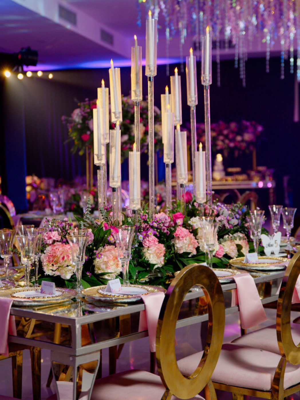 Mesa principal decorada en una celebración de quinceañero.
