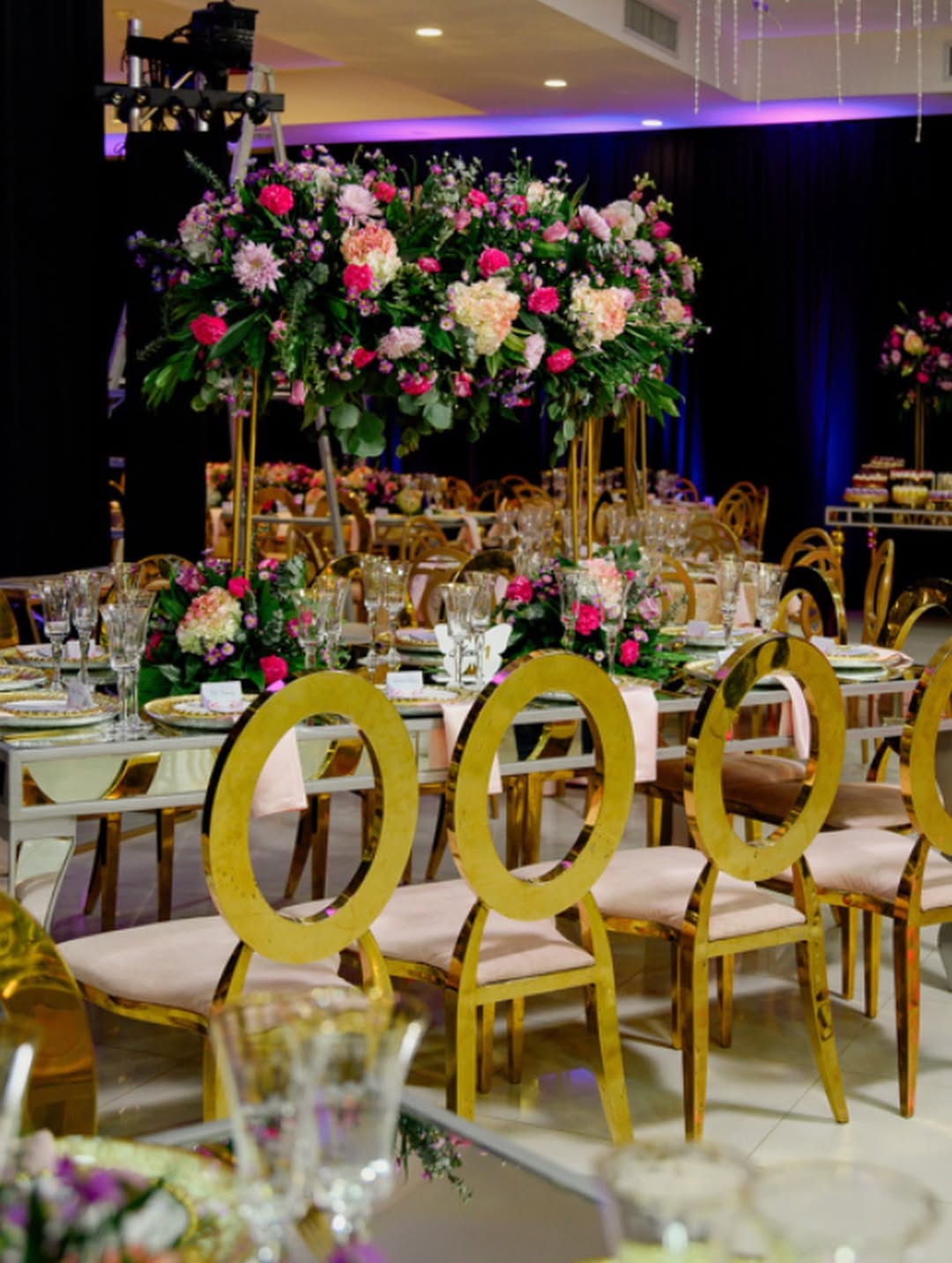 Detalle love table en una celebración de quinceañero.
