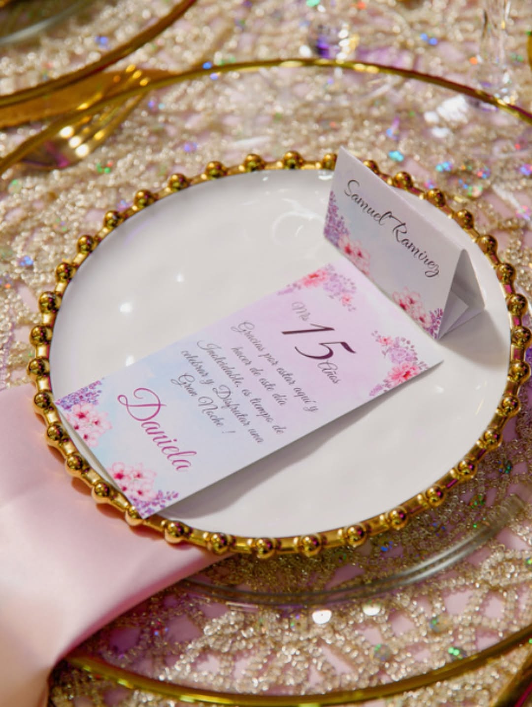 Tarjeta de puesto en una celebración de quinceañero.
