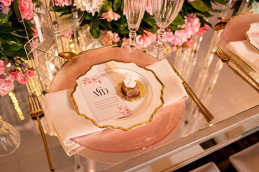 Montaje de puesto en una celebración de quinceañero.