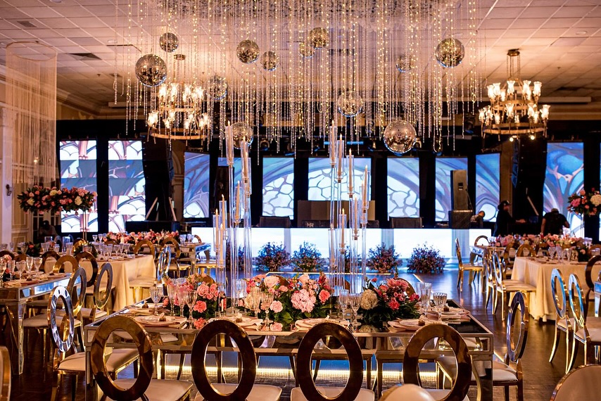 Recepción decorada para una celebración elegante.