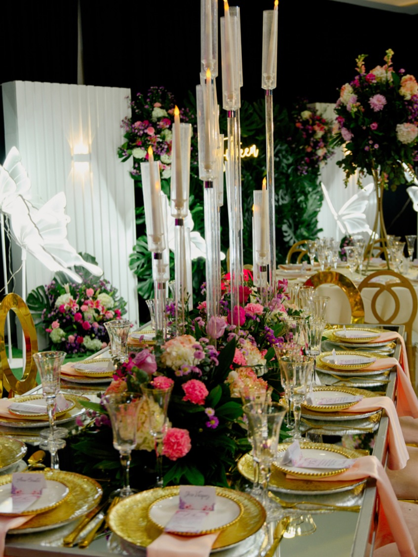 Mesa puesta en una celebración de quinceañero.