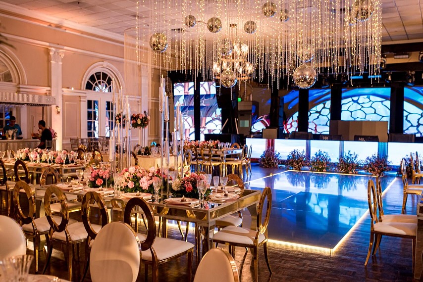 Salón de celebración en una celebración de quinceañero.