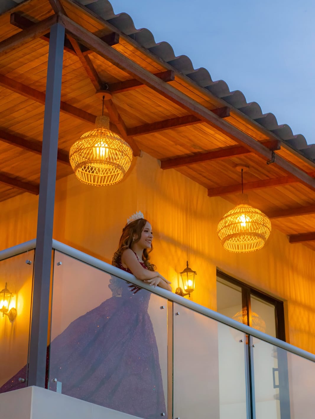 Momento en balcón en una celebración de quinceañero.