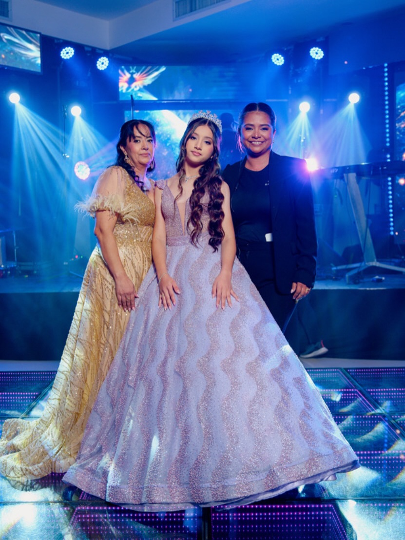 Familia en tarima en una celebración de quinceañero.
