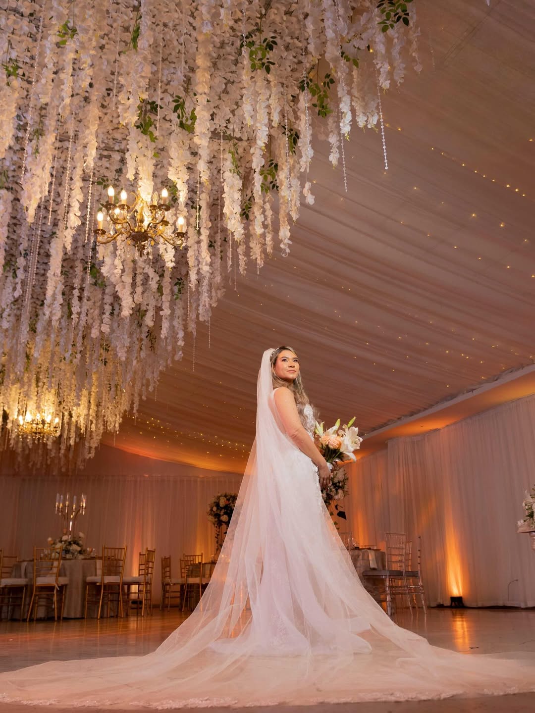 Novia en venue en una celebración de boda.
