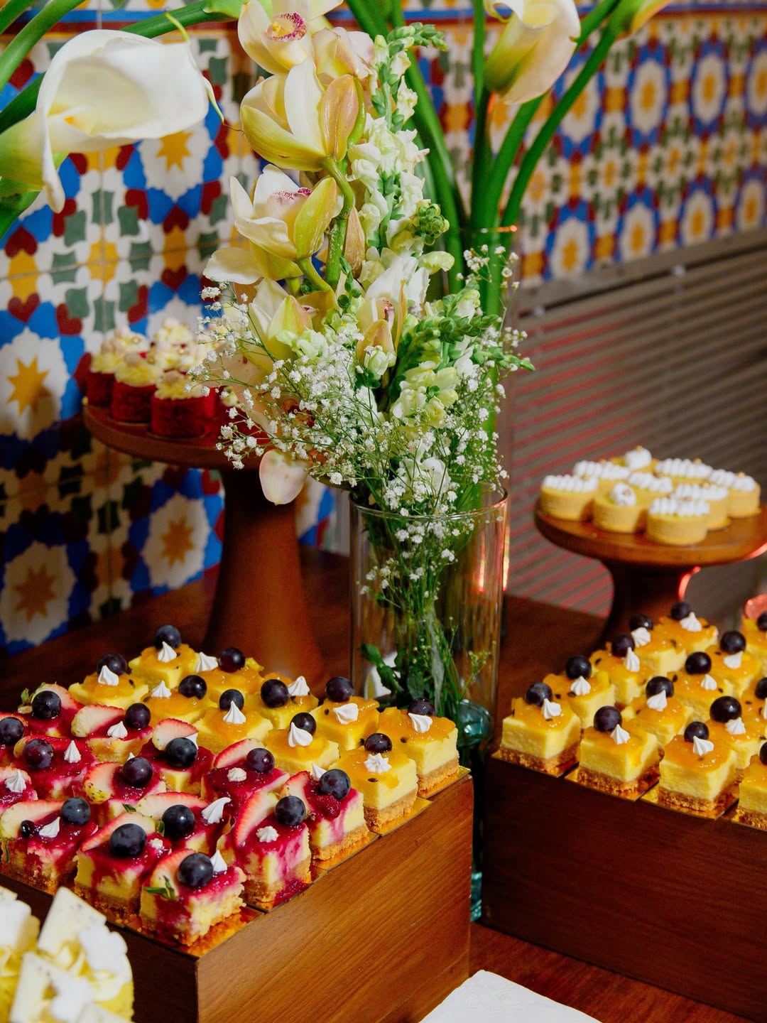 Mesa de postres en una celebración de boda.