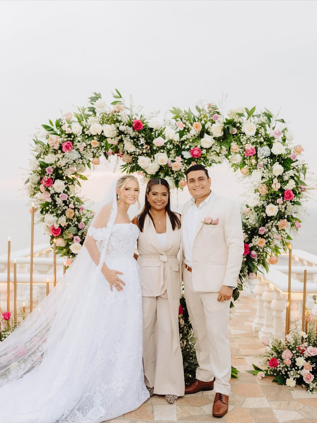 Encuentro junto al arco en una celebración de boda.