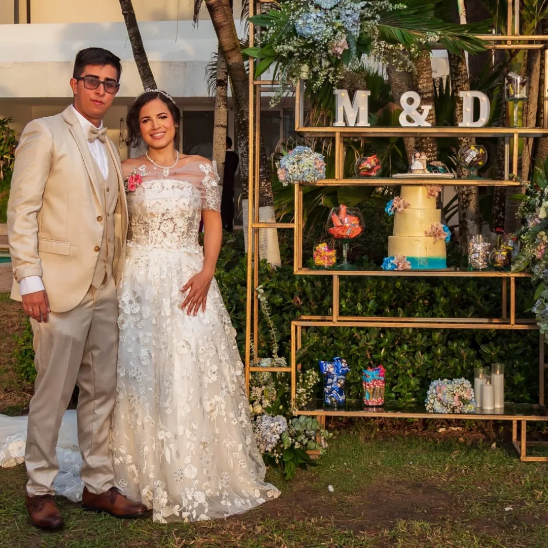 Mesa de torta con pareja en una celebración de boda.