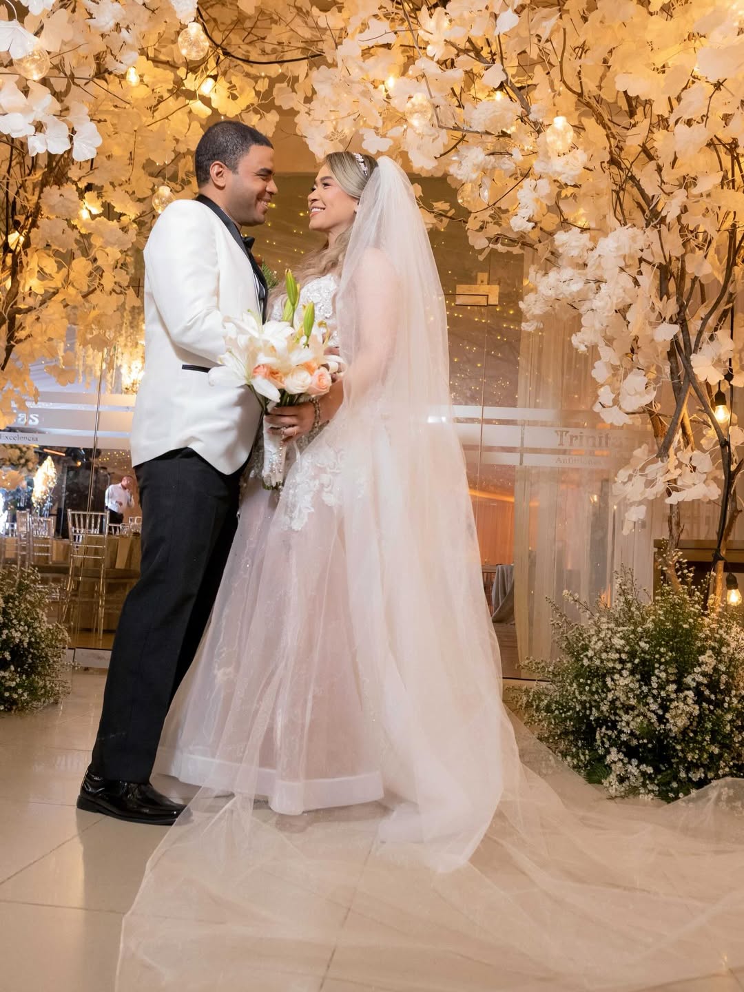 Pareja celebrando su boda en una escena elegante y luminosa.