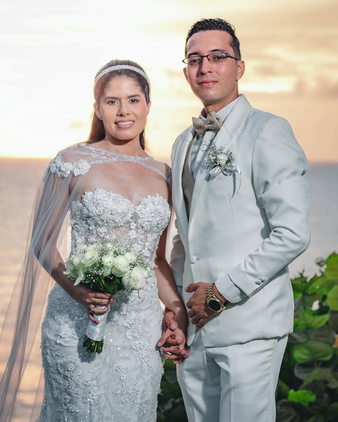 Retrato formal en una celebración de boda.