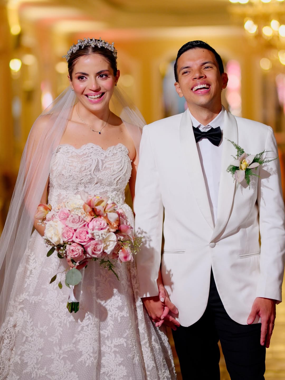 Elegancia de pareja en una celebración de boda.