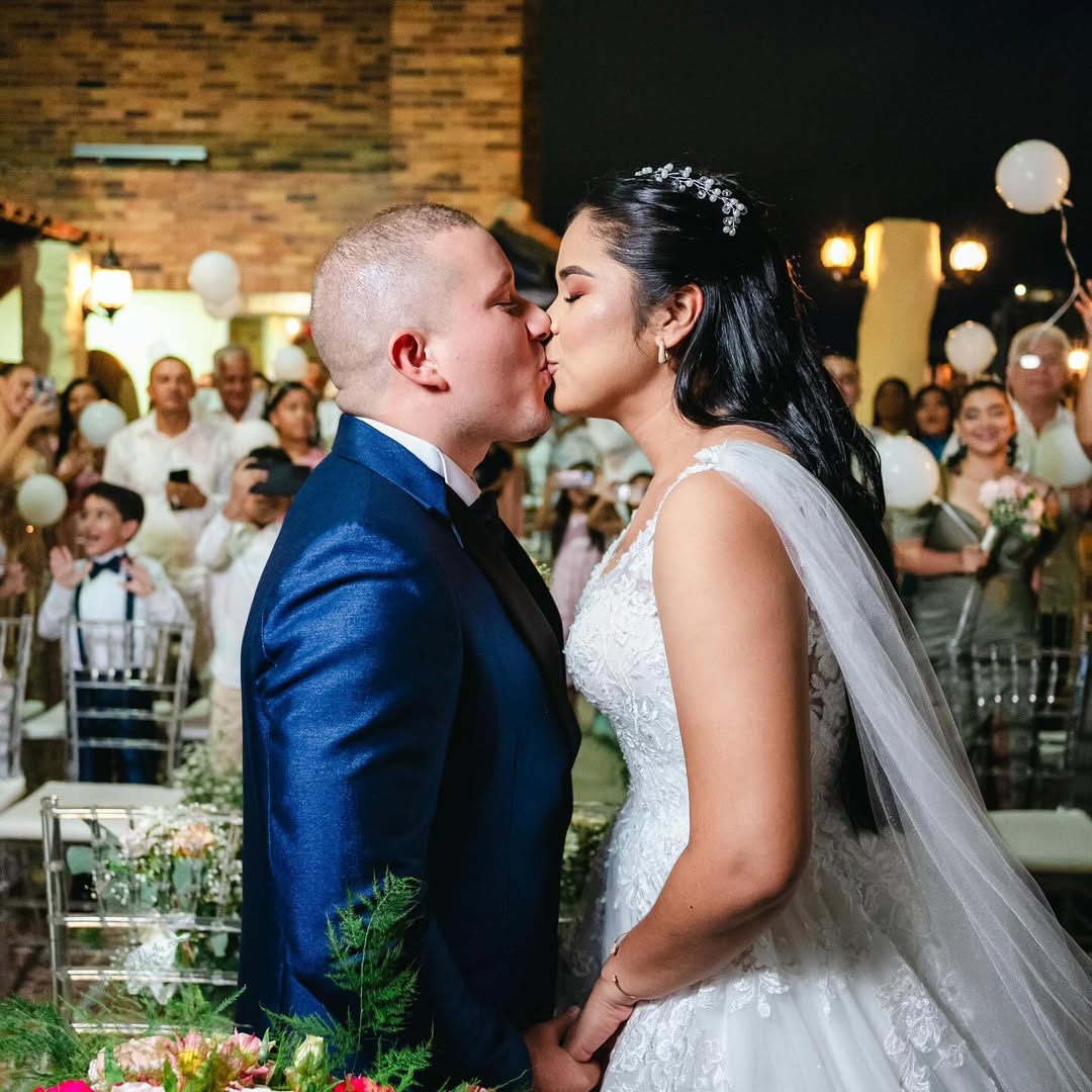 Beso ceremonial en una celebración de boda.