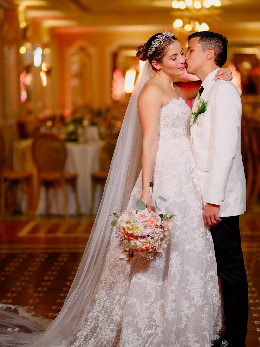 Beso de recién casados en una celebración de boda.