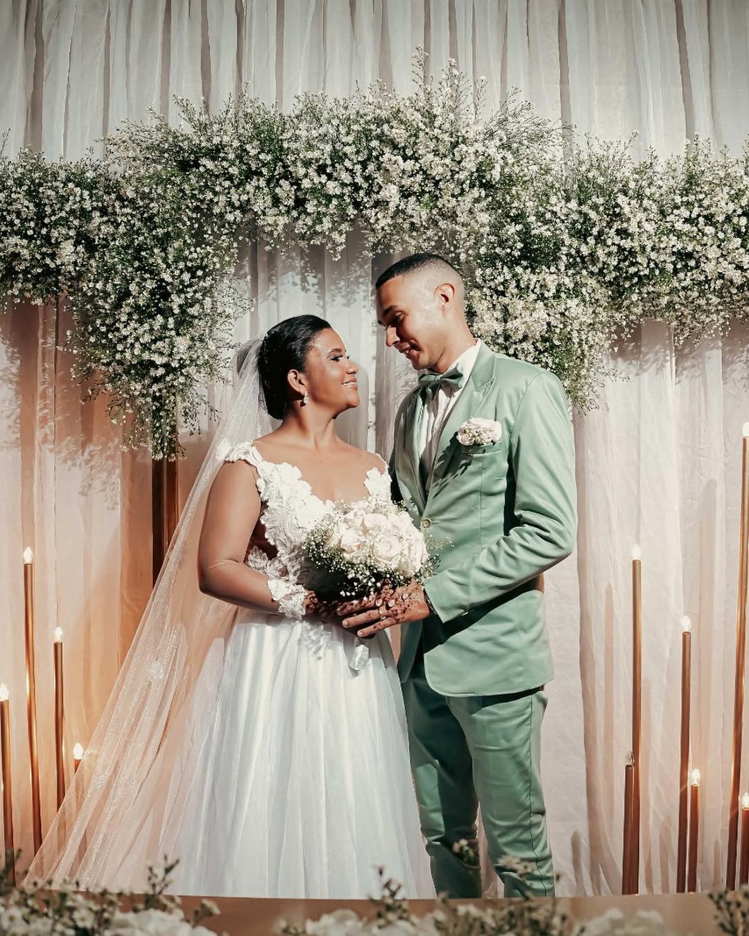 Instante romántico en una celebración de boda.