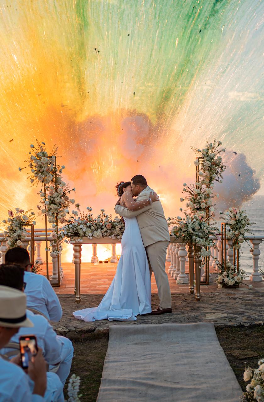Beso de pareja en una celebración de boda.