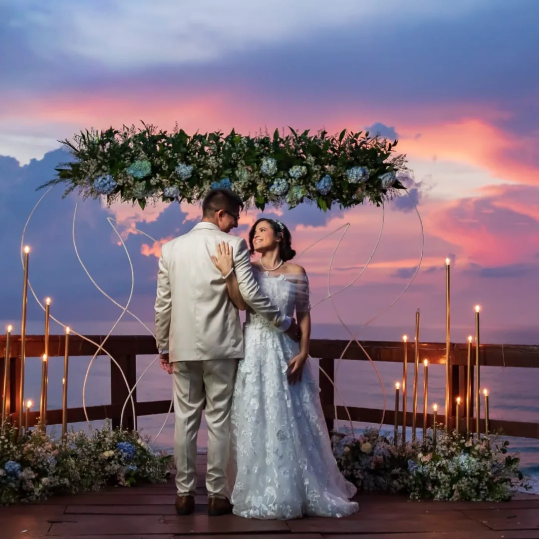 Luz dorada en una celebración de boda.