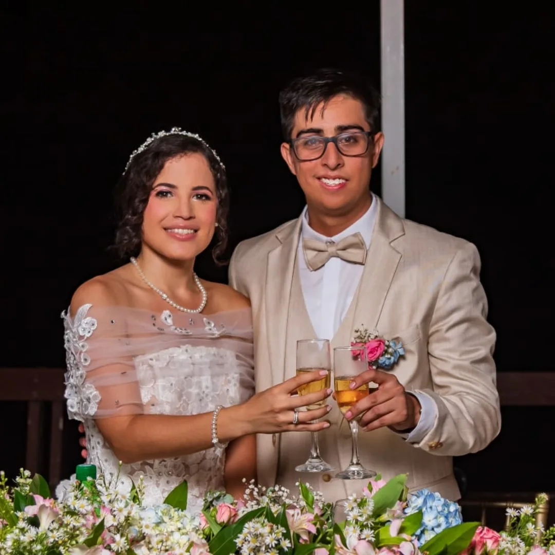 Brindis de pareja en una celebración de boda.