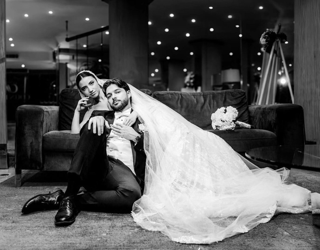 Velo y pareja en lounge en una celebración de boda.