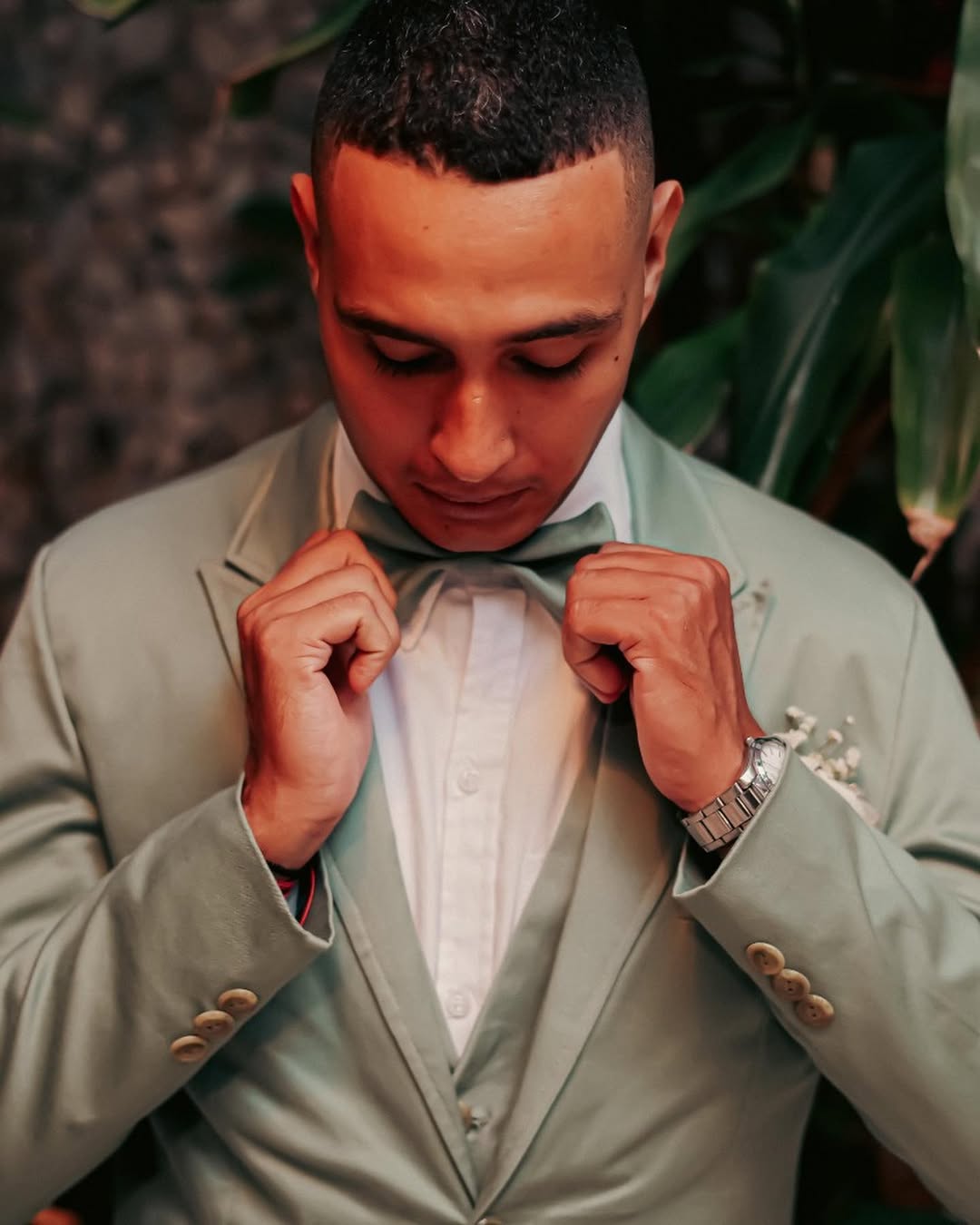 Retrato del novio en una celebración de boda.