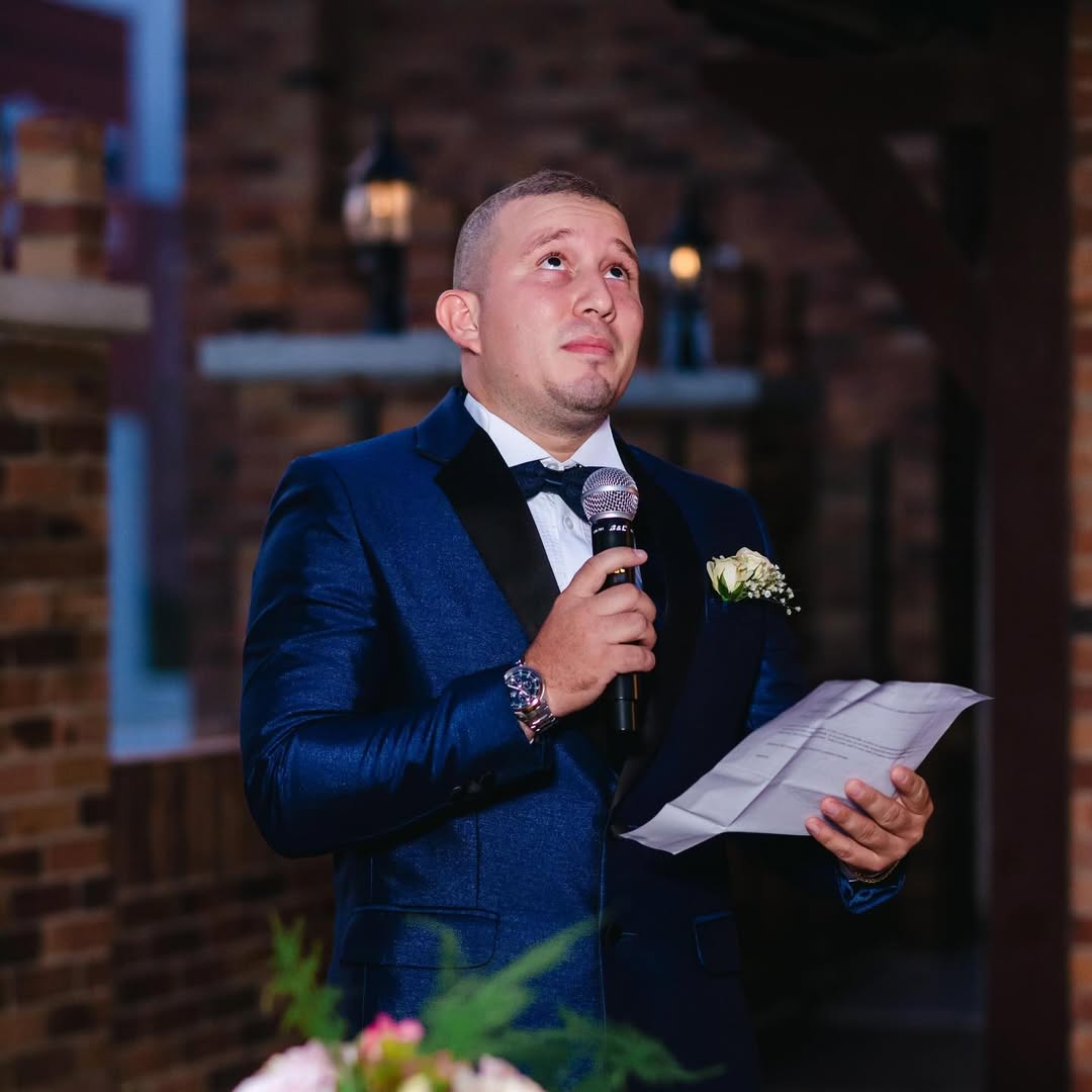 Discurso del novio en una celebración de boda.